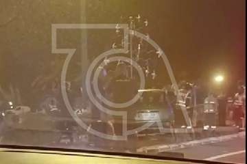 Un vehículo invade el parterre de la rotonda de Los Pajaridos en un accidente de tráfico/TA.